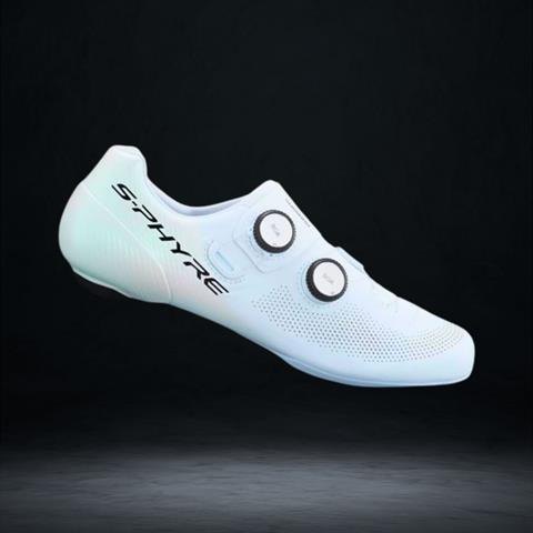 𝐒𝐡𝐢𝐦𝐚𝐧𝐨 𝐒-𝐏𝐇𝐘𝐑𝐄 𝐑𝐂𝟗𝟎𝟑 – 𝐠𝐞𝐦𝐚𝐚𝐤𝐭 𝐯𝐨𝐨𝐫 𝐭𝐨𝐩𝐩𝐫𝐞𝐬𝐭𝐚𝐭𝐢𝐞𝐬
De RC903 is ontworpen voor fanatieke wielrenners die comfort, efficiëntie en een perfecte pasvorm belangrijk vinden. 💪🏻 

Dankzij de stijve full carbon zool wordt elke trapbeweging direct en zonder energieverlies overgebracht op het pedaal. Het vernieuwde hielstuk en bovenwerk zorgen voor een perfecte ondersteuning van je voet, terwijl je met de dubbele BOA®️ Li2-verstellers de pasvorm tot in detail kunt afstellen.

Eigenschappen op een rij:

✔️ Full carbon zool – maximale krachtoverdracht
✔️ Nieuwe hielconstructie voor optimale ondersteuning
✔️ Vernieuwd bovenwerk voor een verbeterde pasvorm
✔️ Dubbele BOA®️ Li2-sluitingen voor precieze afstelling
✔️ Comfortabel en prestatiegericht

🎯 Ontdek de RC903 nu bij Carlo Boonstra 
🔧 Inclusief professioneel advies en afstelling op maat