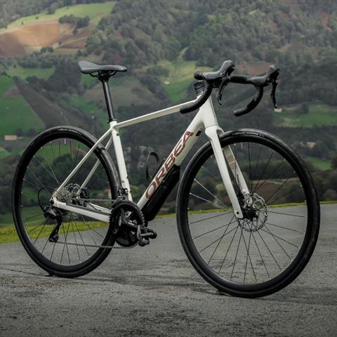 𝐎𝐏𝐄𝐍 𝐓𝐇𝐄 𝐃𝐎𝐎𝐑𝐒 𝐓𝐎 𝐓𝐇𝐄 𝐑𝐎𝐀𝐃 – 𝐎𝐫𝐛𝐞𝐚 𝐀𝐯𝐚𝐧𝐭 🚵🏼‍♂️
Met de perfecte balans tussen snelheid en comfort is Orbea dé keuze voor lange ritten en nieuwe avonturen. Dankzij het geavanceerde ontwerp en de hoogwaardige afwerking zijn deze fietsen gemaakt om elke uitdaging aan te gaan.

Wist je dat je bij ons ook je eigen Orbea kunt samenstellen?
Bepaal zelf het model, de kleur én de uitrusting – helemaal naar jouw persoonlijke wensen. 

🚴🏻Benieuwd naar de mogelijkheden of wil je direct jouw droomfiets samenstellen?
Bekijk de collectie op onze website of neem contact op voor persoonlijk advies.