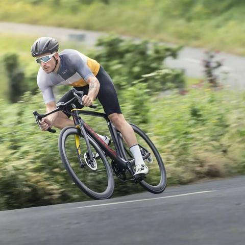 🚴‍♂️ 𝐎𝐫𝐛𝐞𝐚 𝐎𝐫𝐜𝐚 𝐀𝐞𝐫𝐨 – 𝐒𝐥𝐢𝐦, 𝐬𝐧𝐞𝐥 𝐞𝐧 𝐬𝐭𝐢𝐣𝐥𝐯𝐨𝐥
Op zoek naar een aerodynamische racefiets met topklasse afmontage? De Orca Aero M20iLTD is gebouwd voor snelheid én efficiëntie. Met een licht, stijf carbon frame en elektronische Shimano Ultegra Di2 schakeling is deze fiets gemaakt om te winnen. 💨

✔️ Elektronisch schakelen zonder gedoe
✔️ 2x12 versnellingen voor elke snelheid
✔️ Hydraulische schijfremmen voor maximale controle
✔️ Inclusief aero bidonhouder & toolbox
✔️ Naar eigen wens samen te stellen

🔧 Kom langs in de winkel en stel jouw ideale racefiets samen. De koffie staat klaar! ☕

#CarloBoonstra #OrbeaOrcaAero #racefiets #fietsspecialist